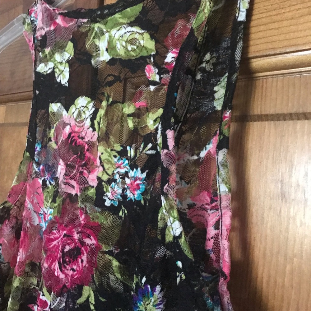 Floral stretch lace Almost Famous sleeveless top Size Large